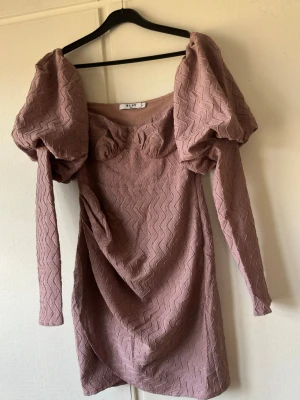 Klänning NA-KD - Klänning från NAKD strl 34 i en gammalrosa färg. Aldrig använd. 