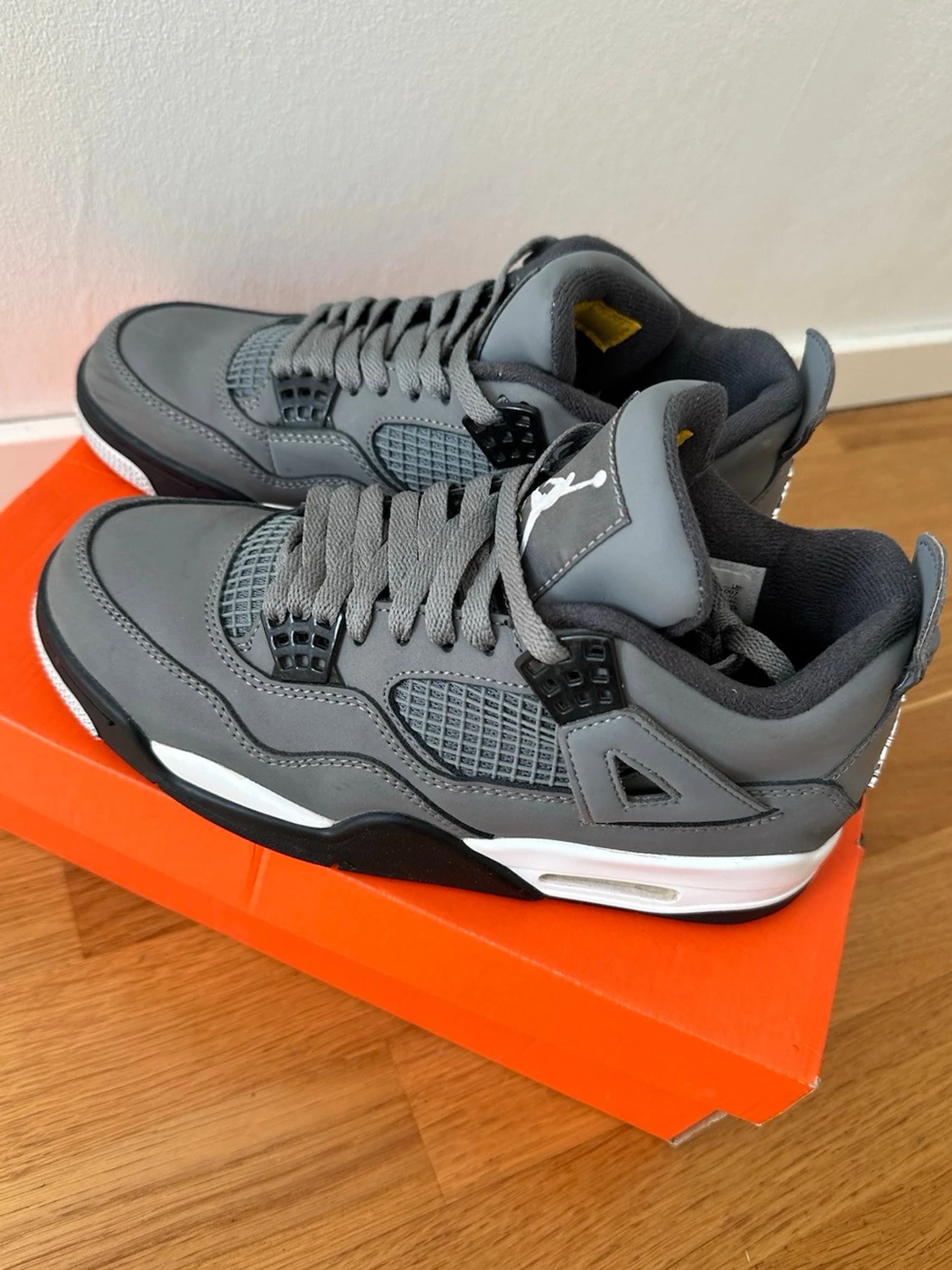 Gråa Air Jordan 4 Retro sneakers - 1