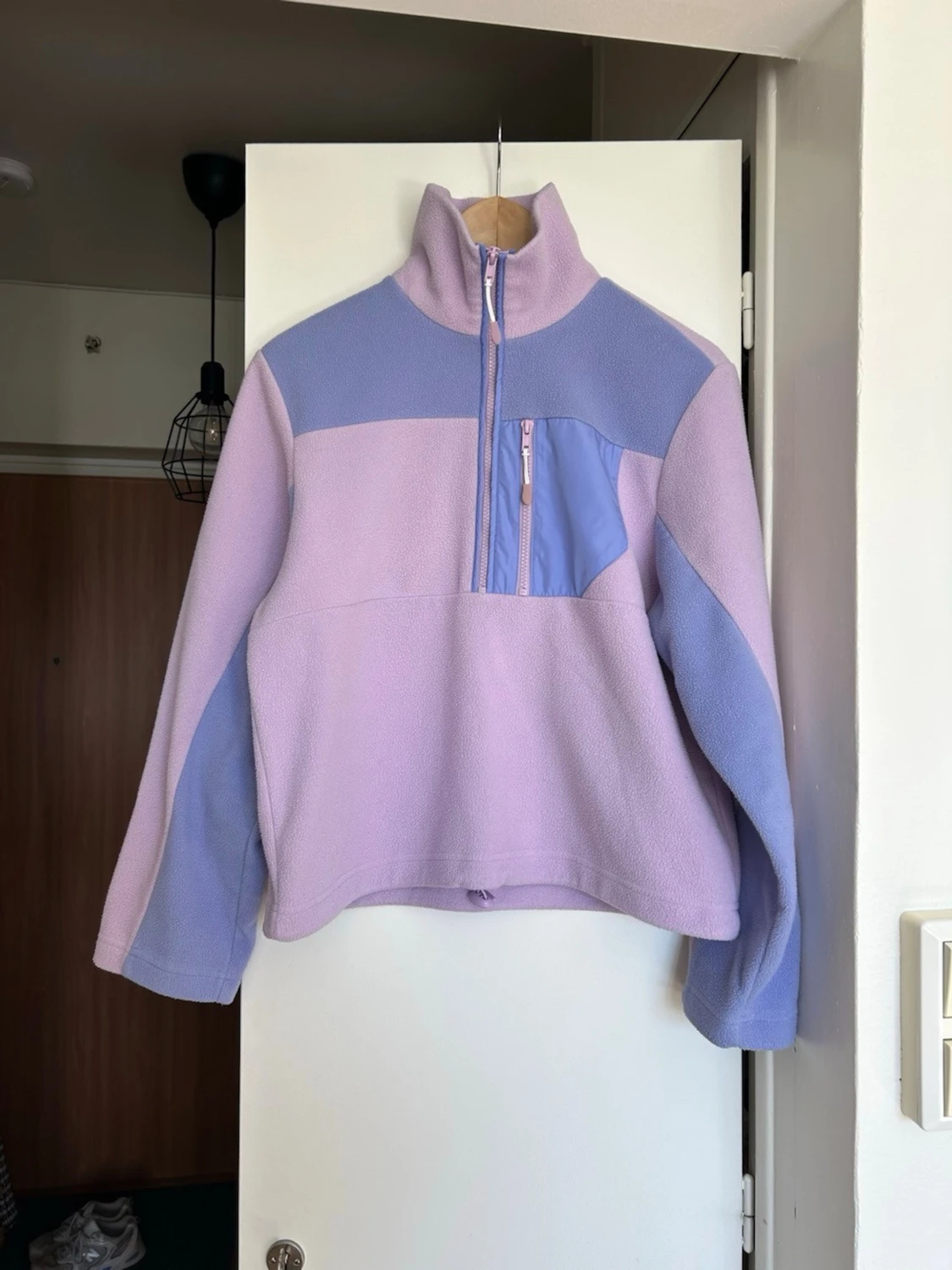 Ljuslila fleece med halv dragkedja