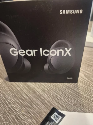 Samsung Gear IconX (2018) - Samsung Gear IconX 2018 är trådlösa hörlurar med 4GB internminne, upp till 5 timmars streaming och 7 timmars MP3-spelning. De har fitness tracking, röstkommandon och ergonomisk passform. Produkten är i gott skick med originalförpackning.