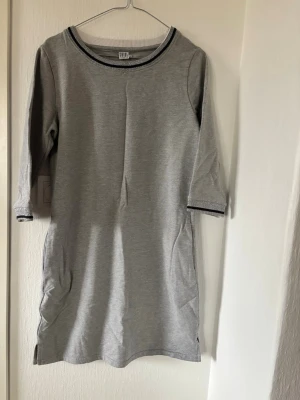 Klänning med trekvartsarm - Klänning i tjockare material som passar bra till höst/vinter