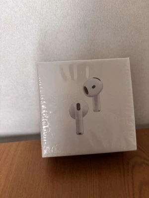 Apple AirPods 4 ANC - Säljer ett par Apple AirPods 4 med ANC originalförpackning. De är vita, har en stilren och kompakt design med rundade kanter och sitter bekvämt i öronen. Perfekta för musik, samtal och träning tack vare trådlös anslutning och smidig laddningsetui.