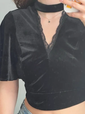 SAMMETS TOPP CROPPAD - Finaste toppen som passar för S också 