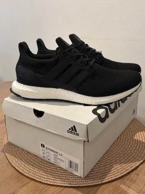 Adidas Ultraboost 1.0 - Adidas Ultraboost 1.0, Skick: 10/10 – helt oanvända, kommer med originalbox. Vid frågor eller intresse, skicka gärna ett DM.