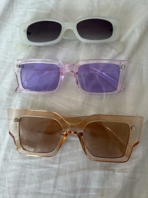  solglasögon  - Säljer ett paket med 10 olika par solglasögon i olika färger och former.  Vissa är ifrån H&M, vissa ifrån bik bok, vissa från SHEIN och vissa från Gina. (Alla för 180 kr) 