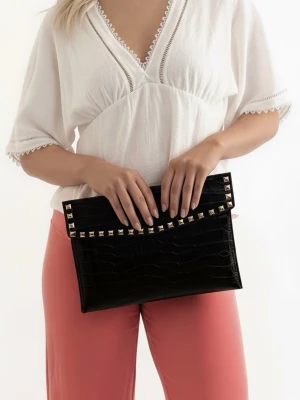 Datorfodral i krokodil mönster med silvernitar  - Stilrent datorfodral tillverkat av veganskt läder i vattentätt material. Fodralet stängs med knapp. Fodralet skyddar din dator effektivt samtidigt som det ger din outfit en extra touch. ⚜️ Storlek: 34 × 25 cm –  Innifrån 33 x 24 📦  