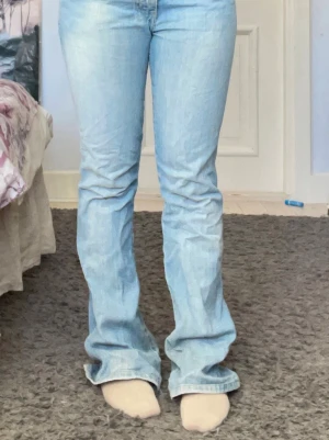Lågmidjade jeans - Super snygga lågmidjade ljusblå bootcut jeans ifrån Crocker som tyvärr blivit för små 🥰 Hör av er vid frågor! De är nedtrampade (se bild 4) men annars bra skick! Pris kan diskuteras 
