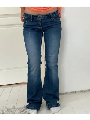 Jeans - Midjemått: 38cm och innerbenlängd: 75cm. Jag är 159cm