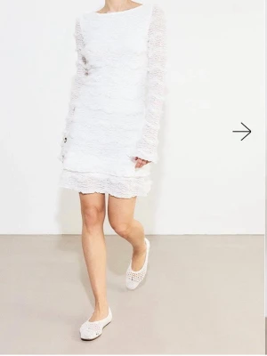 Vit spets studentklänning! - Jättevacker spetsig studentklänning frän NA-KD. Aldrig använd, säljer den för att jag hittade en annan klänning som passade mig bättre. Storlek L. Nypris: 699 