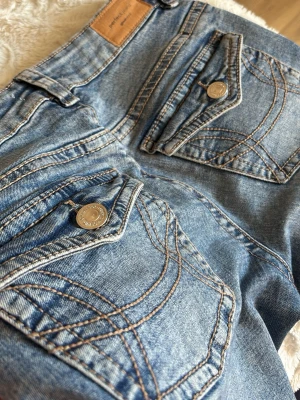 Bootcut jeans från Gina - Säljer ett par ljusblå bootcut jeans från Gina tricot i stl 38. Perfekta för dig som gillar en avslappnad men ändå stilren look. Fina och fräscha byxor utan defekter! Är väldigt lite smått riviga längst ner vid hälen men inget man tänker på. Bara att höra av dig vid frågor eller fler bilder❤️