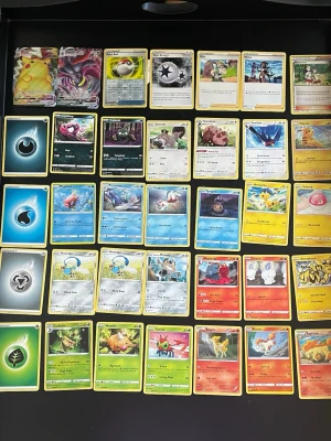 Stor samling Pokémonkort mix - En blandad samling Pokémonkort med olika typer. Alla är i helt nytt skick. Skriv till mig om pris. Jag packar med sleev, bubbelplast, kartong och såklart freebies🤍det går jättebra att bara köpa 1 
