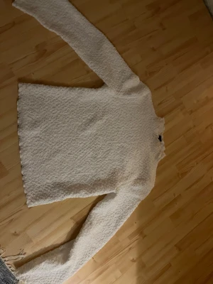 Vit stickad tröja med struktur - Jättefin fest topp från Vero Moda använt en gång 