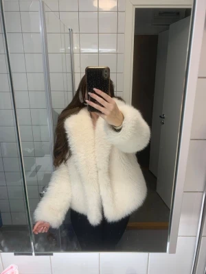 Vit pälsjacka - Vit päls från Zara
