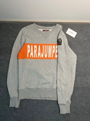 Parajumpers Sweatshirt – Size S - Selling this clean and stylish Parajumpers sweatshirt in excellent condition ✨ It has been worn only a few times, so it’s still very clean, well‑kept, and looks great. The item is 100% authentic, with the original sleeve patch.  Size: S Color: Grey 🤍  Measurements:  Length: 67 cm Width (pit to pit): 50 cm  I will ship it immediately after purchase 📦💨  