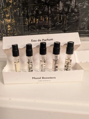 CRA-YON Mood Boosters - CRA-YON Mood Boosters parfymset med fem små Eau de Parfum-prover. Setet innehåller dofterna Continental, The Fougere Affair, Art Life, Caramel Days och Ami Amie. Perfekt för dig som vill testa olika dofter. Testade en gång var. Kolla gärna min profil, jag har fler parfymer uppe. 