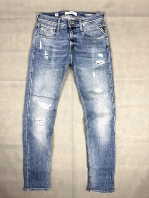 Replay jeans anbass med slitningar - Replay jeans med slitningar | Size W28 L32 | Modell: Anbass | Skick: 9/10 | Mått: Midja: 37 cm Längd: 104 cm | Hör gärna av dig vid frågor och funderingar!🤗
