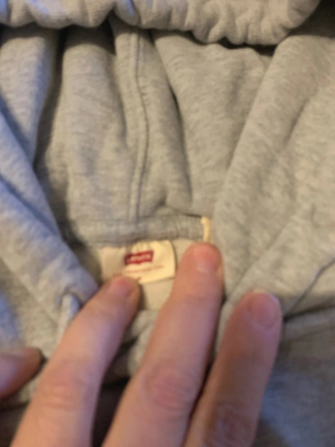 Grå Levi's hoodie med röd logga - 1