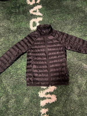 Svart lättviktsdunjacka - Snygg svart dunjacka med quiltat mönster och dragkedja framtill. Jackan har hög krage och raka ärmar, perfekt för kalla vinterdagar. Tillverkad i lätt material som ger bra värme utan att kännas klumpig.