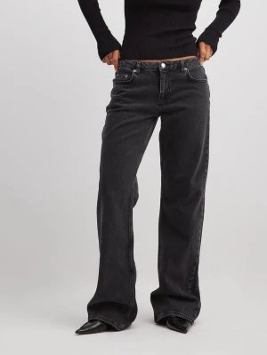 Svarta raka jeans från NA-KD - Säljer ett par svarta jeans från NA-KD med rak passform och låg midja. Använda 1 gång så de är absolut i nyskick. Storlek 36 och något oversized🌸 nypris : 699kr