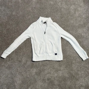 Vit hel zip - Tvär fet hel zip. Skick 9/10 och har mycket kvar att ge. Storlek M men passar även S. Hör av dig vid frågor eller funderingar!!💙
