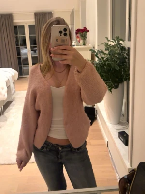 Ljusrosa Lindex kofta - Säljer även denna rosa kofta från Lindex i storlek xs/s. Använd endast ett par få gånger. Pris går att diskuteras!💕