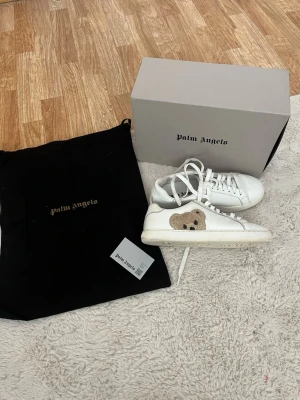 Palm Angels skor - Ett par fina palm angles skor. Box och dustbag medföljer! Storlek 37