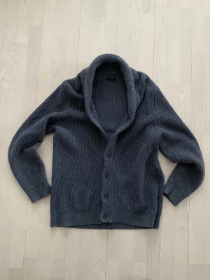 Massimo Dutti Cardigan  - Tjena! Säljer nu denna sjukt snygga ”Buttoned Down Cardigan” från Massimo Dutti. Storlek L och i nyskick! Nypris ca 1500! Priset är ej hugget i sten så hör av dig vid minsta fundering:)