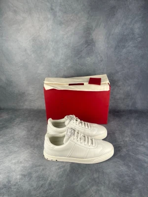 Valentino Flycrew - Skick: 8,5/10, endast en spik saknas. | Ingår: Skor, box, dustbags och kort. | Nypris: +- 7000 SEK.