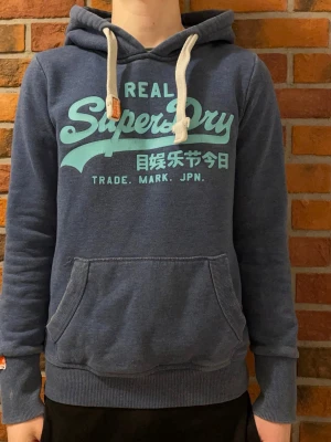 Superdry hoodie  - Blå Superdry hoodie i bra skick 👏 | Storlek S-XS 📏 | Vid frågor är det bara att höra av sig ✍️ | Frakt inom 48h 📦(bortrest nu)