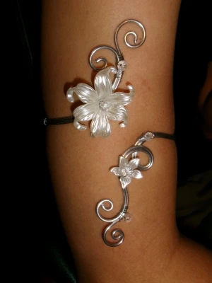 Armcuff  - Finns både i silver och guld💞 Lättböjd material som är enkel att justera. Vid osäkerhet, skriv gärna din till mig din omkrets på armen🥰 Jag gör även customs!