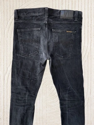 *SELVAGE* NUDIE LEAN DEAN - Ett par Nudie selvage jeans med en snygg tvätt som kommer bli ännu fetare med tiden! Slim fit. Det står W31 inuti men gå alltid efter måtten. Hör av dig vid frågor! Mått: Ytterbenslängd - 97 cm, Midja - 42 cm, Bensöppning - 16 cm