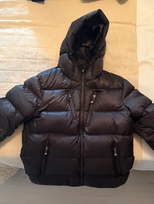 Pelle P dunjacka i absolut nyskick! (Storlek L) - Säljer nu min stilrena och varma dunjacka från Pelle P. En fantastisk jacka som kombinerar funktion med en riktigt snygg finish. Information om jackan: • Märke: Pelle P • Storlek: Large (L) • Skick: Absolut nyskick. Inga fläckar, märken eller slitage. Den ser helt ny ut. Jag fick denna i present för ett år sedan, men har därför köpt en annan jacka hoppas nu att denna kan komma till användning hos någon annan.