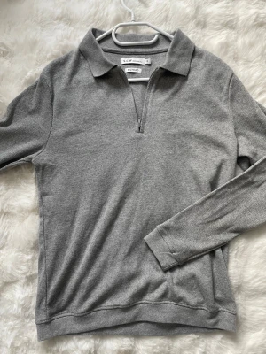 Grå ziptröja med krage från S.C.W - Snygg grå långärmad ziptröja från S.C.W med klassisk krage och halv dragkedja framtill. Storleken på tröjan är S. Hör av er vid eventuella frågor! 😊