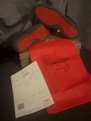 Svarta Louboutin sneakers med röd sula - Har använt de ganska mycket men har inga skador bara små smutsiga. Pris kan diskuteras 