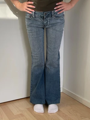 Lågmidjade jeans - Superfina lågmidjade jeans från Linda! Midjemått tvärsöver: 35cm Grenmått: 21cm Innerbenslängd: 74cm Jag är 158cm för referens💓