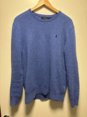 Ralph lauren 100% kaschmir tröja - Exklusiv Ralph lauren tröja i 100% kaschmir ull Storlek M Tröjan har ett pyttelitet hål i ryggen vilket syns på sista bilden annars bra skick Skriv vid funderingar Pris kan diskuteras!