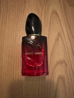 Giorgio Armani röd parfymflaska - Hej! Jag fick denna parfym i födelsedagspresent men tycker inte att doften passar mig så därför säljer jag den nu. Den är använd en del av min mamma, man ser på sista bilden hur mycket det finns kvar.