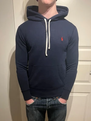Ralph Lauren marinblå hoodie - Säljer en skön Ralph Lauren hoodie! | Mycket fint skick utan defekter! | Storlek XS, modell på bild är 178cm passar bättre på någon som är mindre! | Ställ gärna frågor innan du köper!