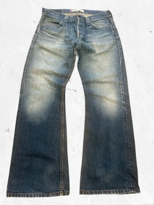Levis 512 Bootcut Jeans -  Midja: 41 cm Längd: 98 cm Innerbenslängd: 77 cm Benöppning : 24 cm  Måtten kan variera +- 1 cm   Jag tar inga bilder med jeansen på eftersom att dom oftast inte passar mig!      #avantgarde #patina #sunfaded #streetwear #flared #bootcut #levisengineered #vintage #truevintage #truereligion #rickowens #japanstyle #washed #nudiejeans #Levis#VintageLevis#RareLevis#VintageJeans#Y2KJeans#Bootcut#BaggyJeans#LowRise#HighWaist#90sJeans#80sJeans#70sJeans #Denim #hedi #waxed #skinny #BlueDeni