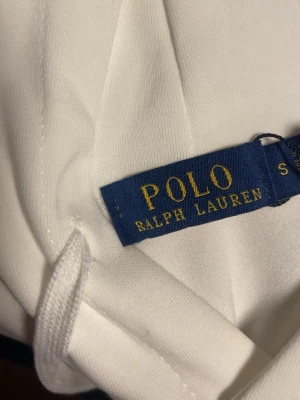 Polo hoddie  - Polo hoddie i storlek S. En snygg vit polo hoodie som är helt ny. Säljs eftersom jag köpte fel storlek. Priset är diskuterbart