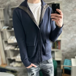 Stickad Cardigan - Mycket bra skick, inga defekter! Passar dig som är mellan 185-195 ungefär. Nypris ca 1500kr. Modellen är 185 cm, 75kg. Passar bra nu till våren! Skriv för mer information!🤝