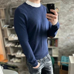 100% kashmir tröja - Mycket bra skick, inga defekter! Vet inte vilket märke då lappen vid nackan är borta. Passar dig som är mellan 180-185cm ungefär. Nypris ca 2000kr. Modellen är 185 cm, 75kg. Passar bra nu till våren! Skriv för mer information!🤝