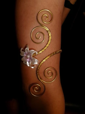 Armcuff  - Finns både i silver och guld💞 Lättböjd material som är enkel att justera. Vid osäkerhet, skriv gärna din till mig din omkrets på armen🥰 Jag gör även customs!