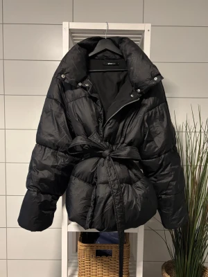 Pufferjacka från Gina Tricot - Jackan har varit väl omhändertagen och är i mycket bra skick.