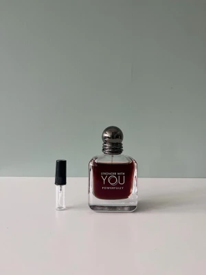 2 ml sample av Stronger With You Powerfully - 2 ml sample av Stronger With You Powerfully. Det är en söt och mysig doft med ett djup av körsbär och vanilj. Den passar perfekt för vintern och de lite kyligare sommarkvällarna. Våra samples är helt nya och är gjorda av glas. Det är fritt fram att skriva till oss om ni har frågor.