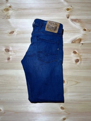 Replay Anbass - Säljer nu ett par riktigt feta replay anbass 🤩Dessa trendiga jeans passar till väldigt mycket | Skick 9,5/10 | Storlek 29/32 | Kom gärna med bud 🙌😁