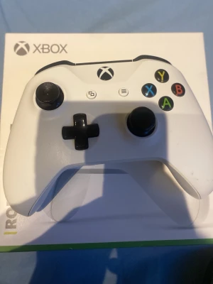 Vit Xbox trådlös handkontroll - Säljer min Xbox kontroll. Den har ingen stick drift i cg så är det inget fel på den bara några skrapor efter man har dampat på forre men det påverkar inte hur kontrollen är och när man använder den