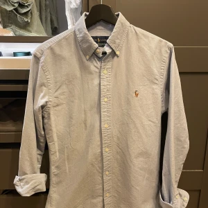 Ljusgrå skjorta från Ralph Lauren S - Snygg ljusgrå skjorta från Ralph Lauren i slim fit-modell. Slim fit, skick 10/10, passar mellan 170-180, hör av er vid intresse av köp😃