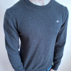 Mörkgrå stickad tröja från Gant - Säljer en stickad mörkblå Gant tröja. Ny pris 1499 