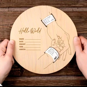 Personlig födelsetavla i trä - Spara det finaste minnet från BB på ett stilrent sätt! Denna runda trätavla är helt oanvänd och i nyskick. En perfekt inredningsdetalj till barnrummet eller som en unik dopgåva. ​Information: ✨ BB-band: Särskilda snitt för att fästa både bebisens och mammans ID-band. ✨ Födelseuppgifter: Plats att skriva in namn, datum, vikt, tid och längd. ✨ Design: Vacker "Hello World"-text och en fin illustration av händer. ✨ Skick: Helt ny/oanvänd. ​ Kan skickas fraktfritt eller hämtas!